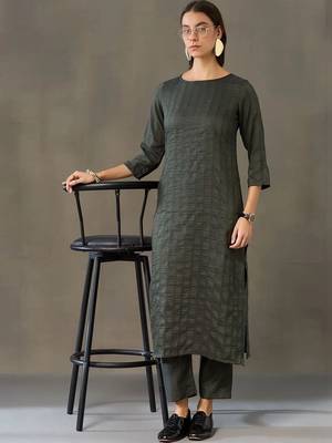 structured women kurta with trousers 1