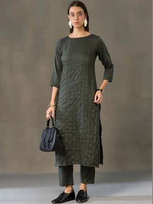 structured women kurta with trousers 2