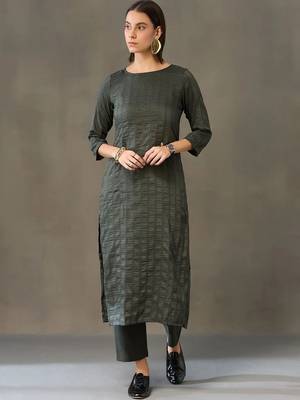 structured women kurta with trousers 3
