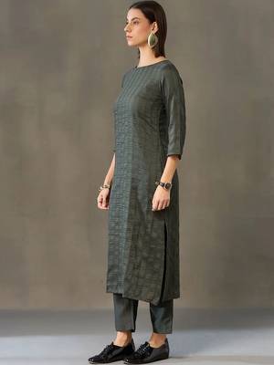 structured women kurta with trousers 6