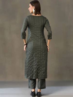 structured women kurta with trousers 7