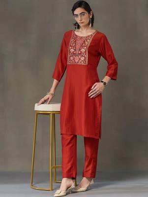 smart women embroidered kurta with trousers 1