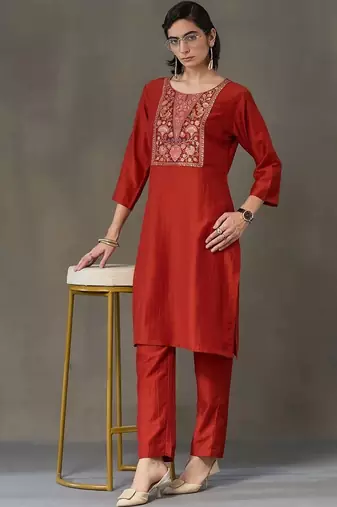 smart women embroidered kurta with trousers