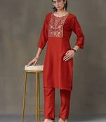 smart women embroidered kurta with trousers