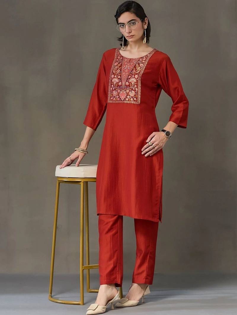 smart women embroidered kurta with trousers