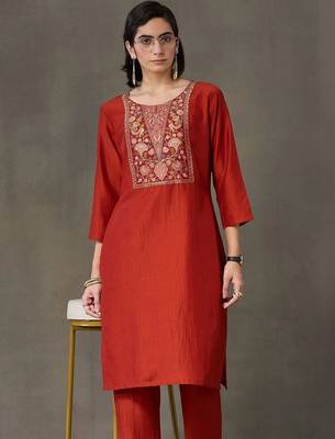 smart women embroidered kurta with trousers 2
