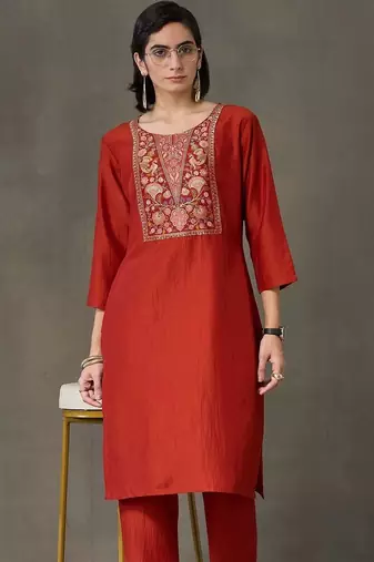 smart women embroidered kurta with trousers