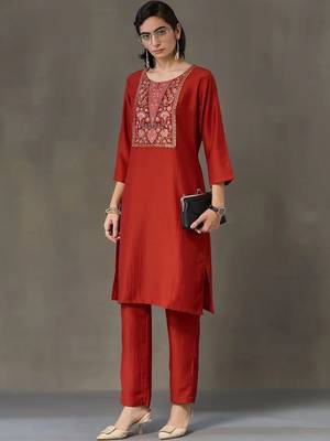 smart women embroidered kurta with trousers 3