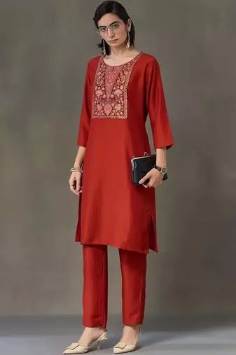 smart women embroidered kurta with trousers