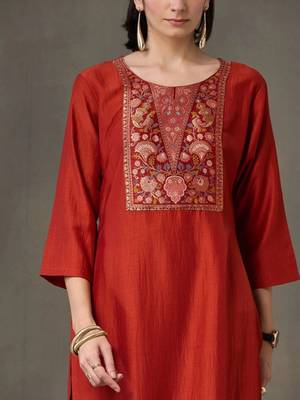 smart women embroidered kurta with trousers 5