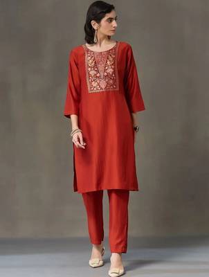 smart women embroidered kurta with trousers 6