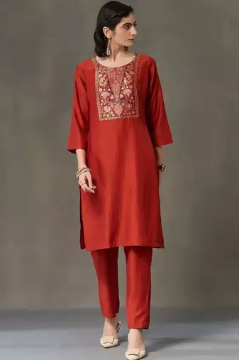 smart women embroidered kurta with trousers