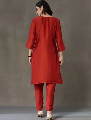 smart women embroidered kurta with trousers 7