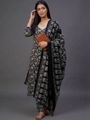 smart women printed kurta with trousers with dupatta 1