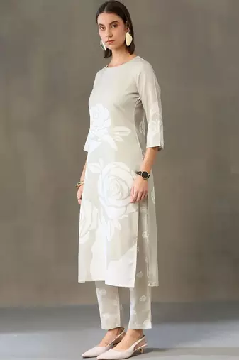 smart women printed kurta with trousers