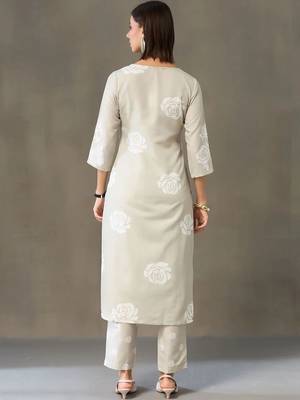 smart women printed kurta with trousers 7