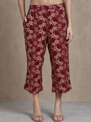 women floral printed regular cotton kurta with trousers 6