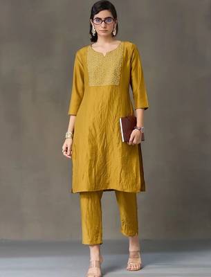 formal women embroidered kurta with trousers 3