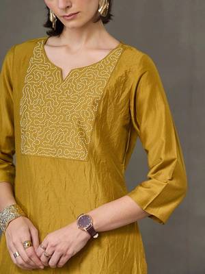 formal women embroidered kurta with trousers 5