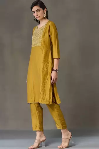 formal women embroidered kurta with trousers