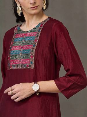 tailored women embroidered kurta with trousers 5