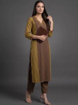 smart women colourblocked kurta with trousers 1