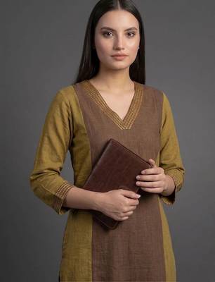 smart women colourblocked kurta with trousers 4