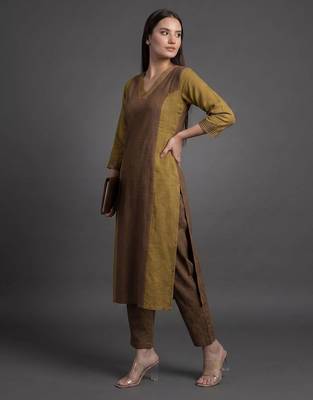 smart women colourblocked kurta with trousers 5