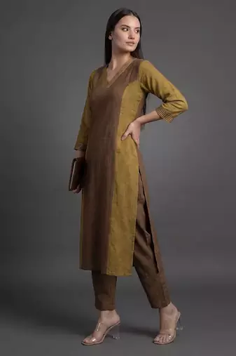 smart women colourblocked kurta with trousers