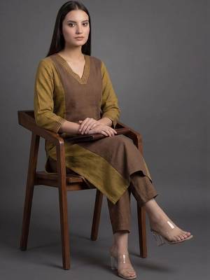 smart women colourblocked kurta with trousers 6