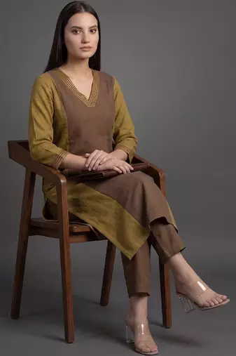 smart women colourblocked kurta with trousers