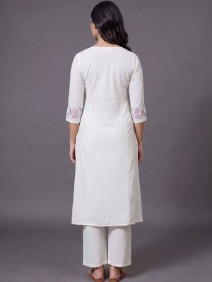 women floral embroidered regular thread work kurta with trousers 3