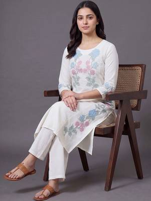 women floral embroidered regular thread work kurta with trousers 4
