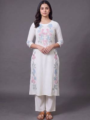 women floral embroidered regular thread work kurta with trousers 5