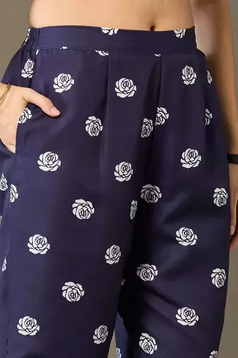 smart women printed kurta with trousers