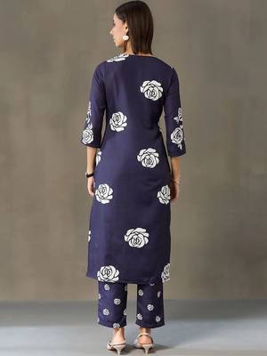 smart women printed kurta with trousers 7