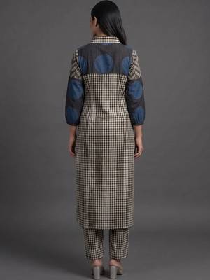 tailored women printed kurta with trousers 4