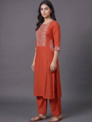 structured women embroidered kurta with trousers 2