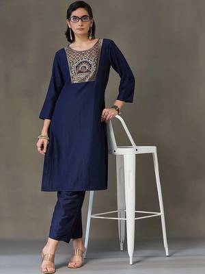 structured women embroidered kurta with trousers 1