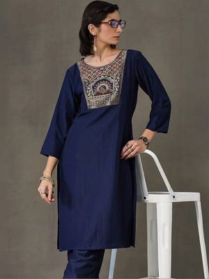 structured women embroidered kurta with trousers 2