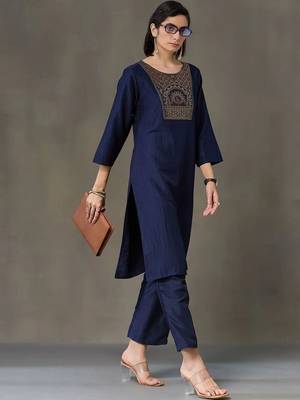 structured women embroidered kurta with trousers 3