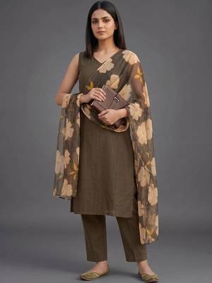 tailored women kurta with trousers with dupatta 3