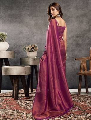 gold woven design banarasi saree 3