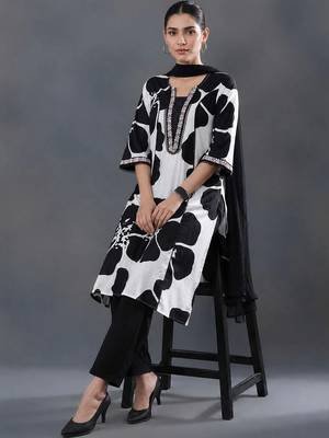 smart women printed kurta with trousers with dupatta 1