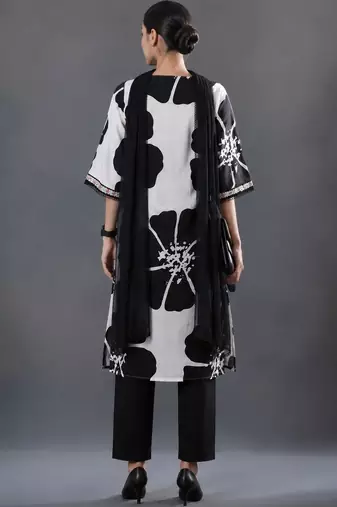 smart women printed kurta with trousers with dupatta