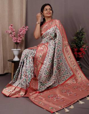 white white & red ethnic motifs zari handloom banarasi saree 3