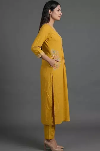 smart women embroidered kurta with trousers