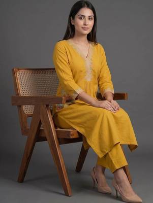 smart women embroidered kurta with trousers 4
