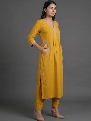 smart women embroidered kurta with trousers 6