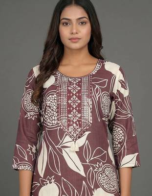 tailored women printed kurta with trousers 4
